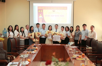 Chi bộ Khoa Báo chí – Truyền thông tổ chức Lễ kết nạp đảng viên và trao quyết định công nhận đảng viên chính thức